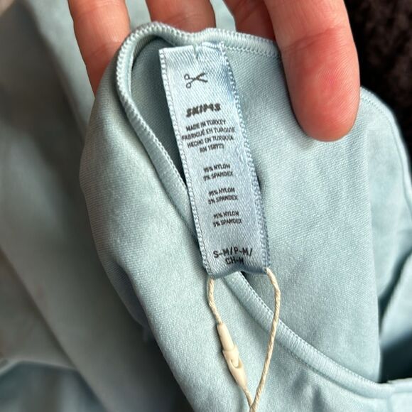 NWT SKIMS essential bodysuit mockneck long sleeve S/M - Picture 3 of 3